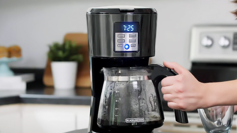 Cleaning a Black and Decker Coffee Maker with Vinegar