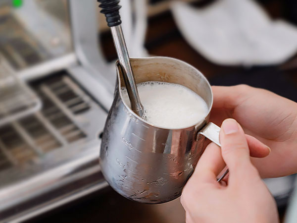 How Long to Steam Milk for a Latte