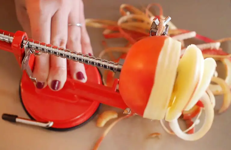 How to Use an Apple Peeler