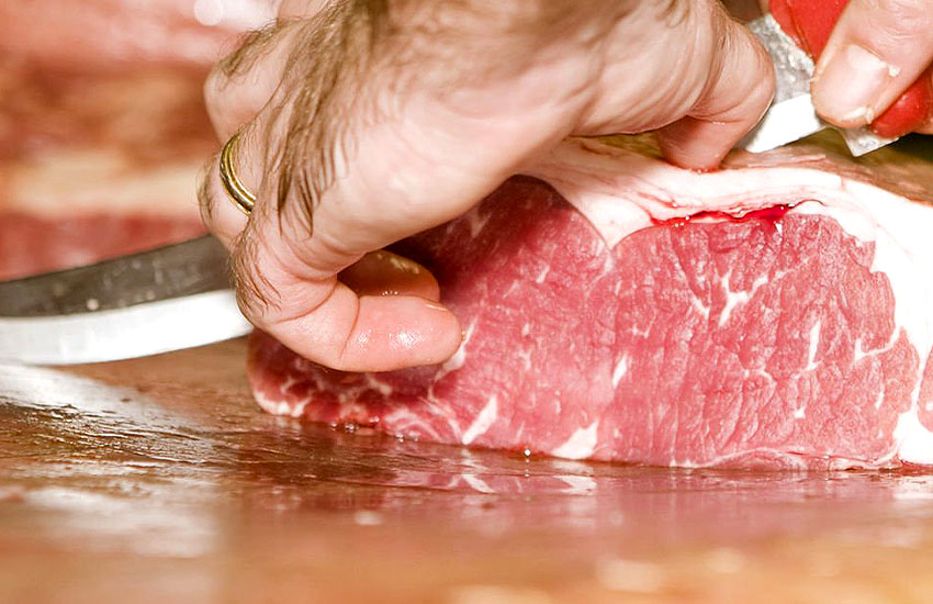 Tips For Safely Cutting Meat On A Wooden Cutting Board