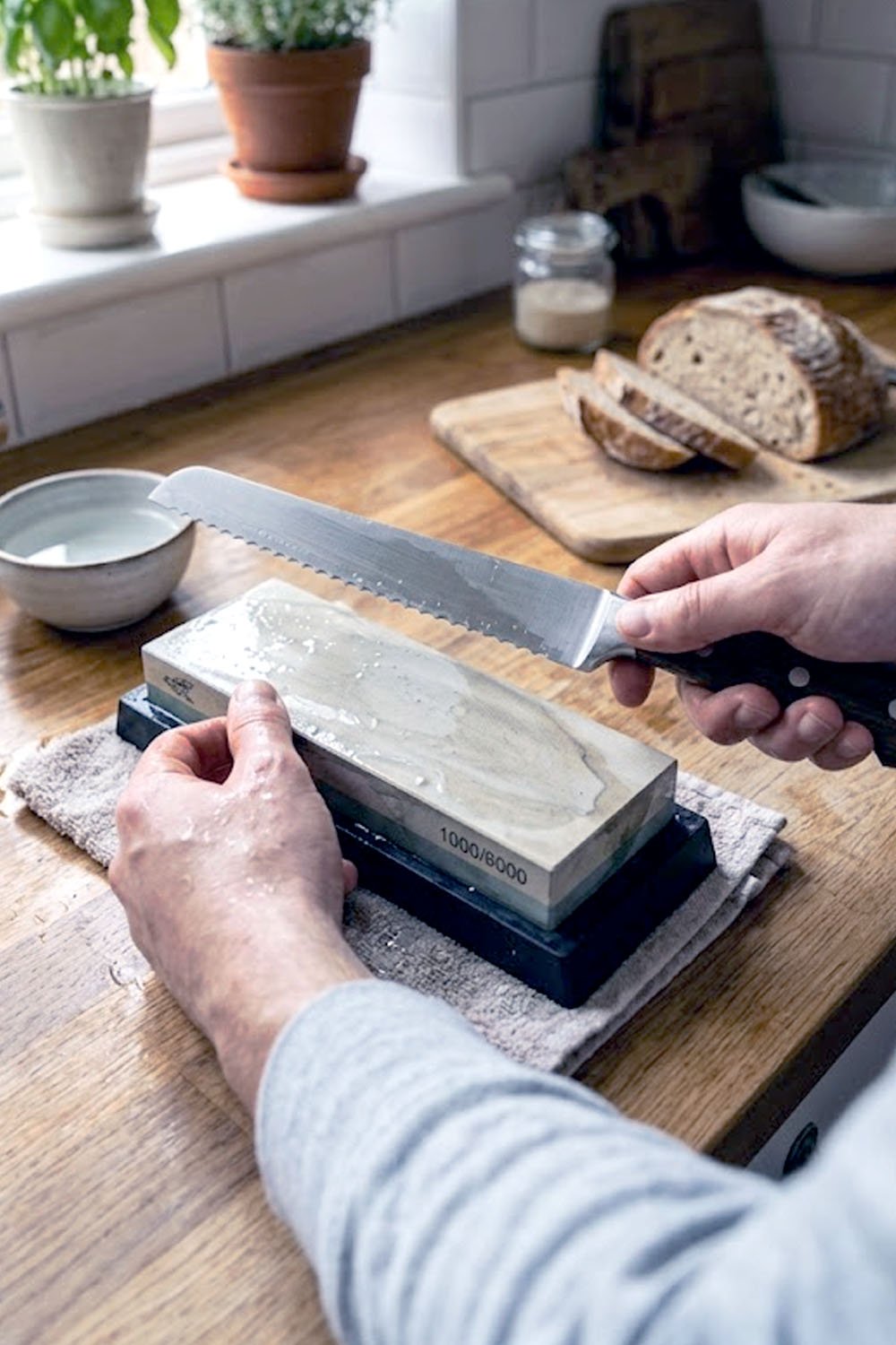 How to sharpen a bread knife with a whetstone