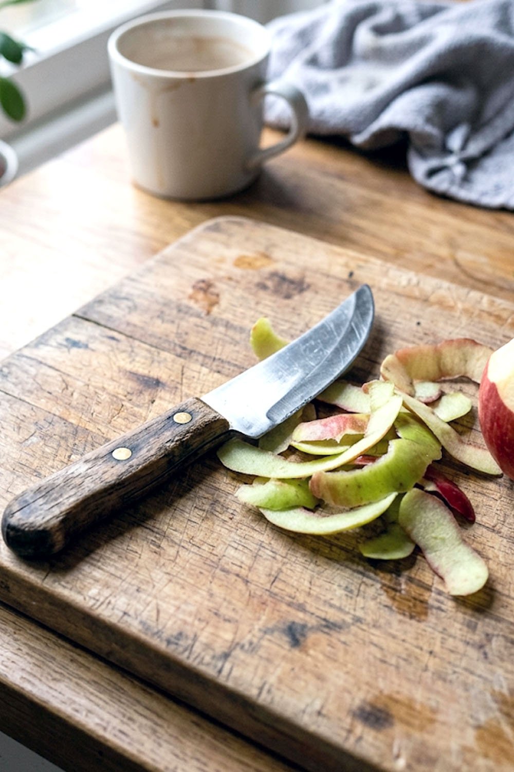 how to use a curved paring knife