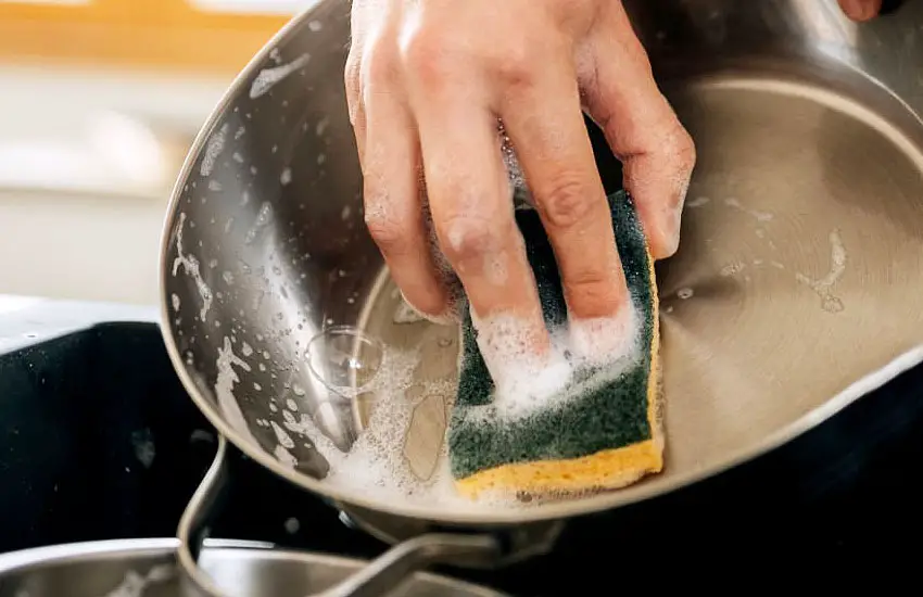 Cleaning Pans with Baking Soda