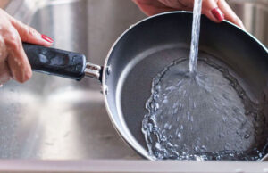 How to Clean Pans with Baking Soda