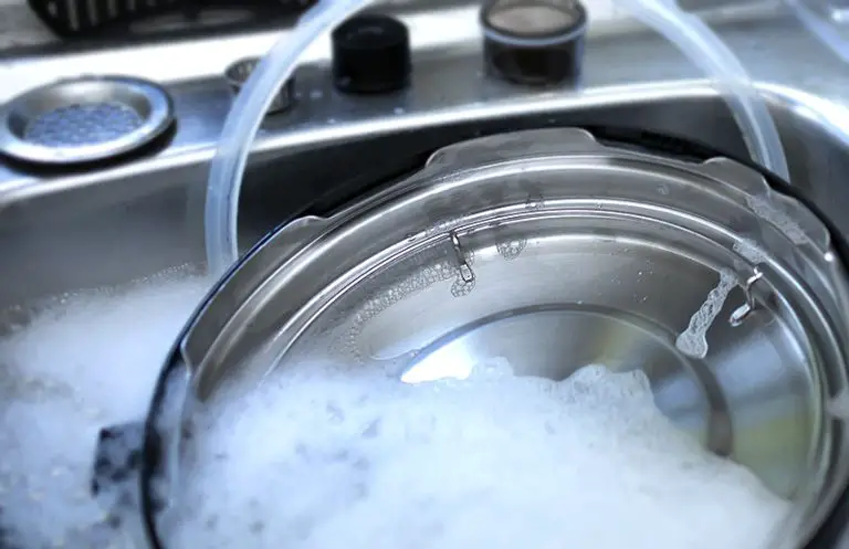 How to Clean Instant Pot Lid