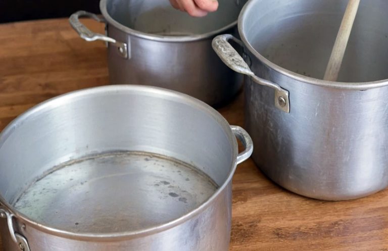 How to Clean Aluminum Pans with Vinegar