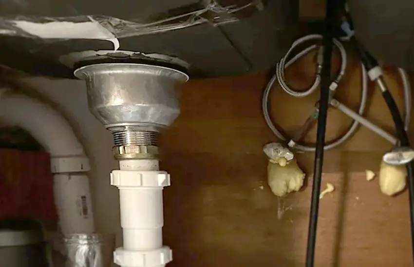 How to Install a Kitchen Sink Drain Pipe